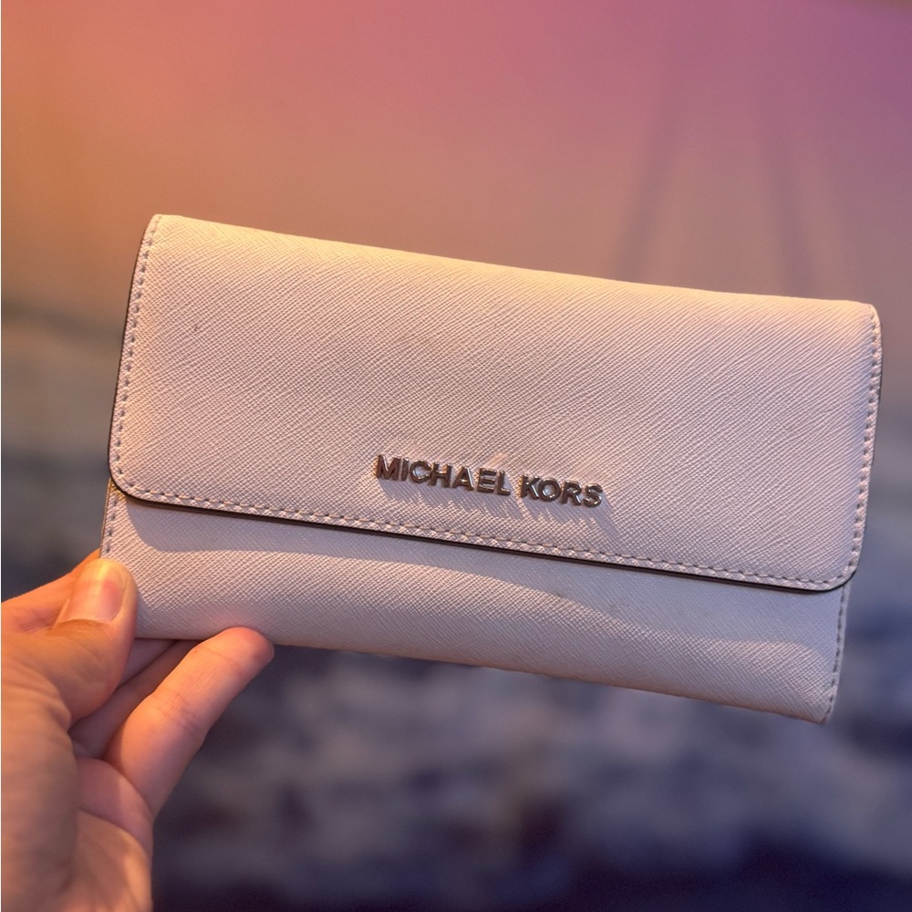 Michael Kors White Wallet Sophisticated Design